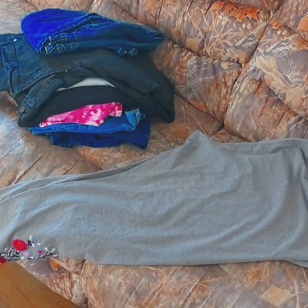 Gray leggings with flowers on the anklets